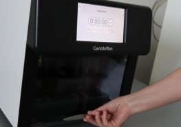 Vyšetřit vzorek na koronavirus a získat výsledek zabere několik hodin. Díky novým přístrojům laboratoře zvýší kapacitu