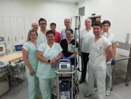 ECMO tým, který v Pardubicích provedl první operaci s využitím této technologie, zleva: Mgr. Kristýna Pospíchalová (sestra koronární jednotky kardiologického oddělení Pardubické nemocnice), MUDr. Jiří Pařízek (primář oddělení ARO Pardubické nemocnice), MU