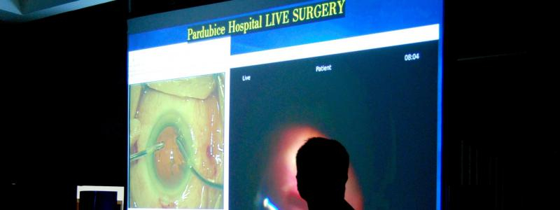 Oční Live Surgery ukázala moderní operativu i oslavila významné osobnosti